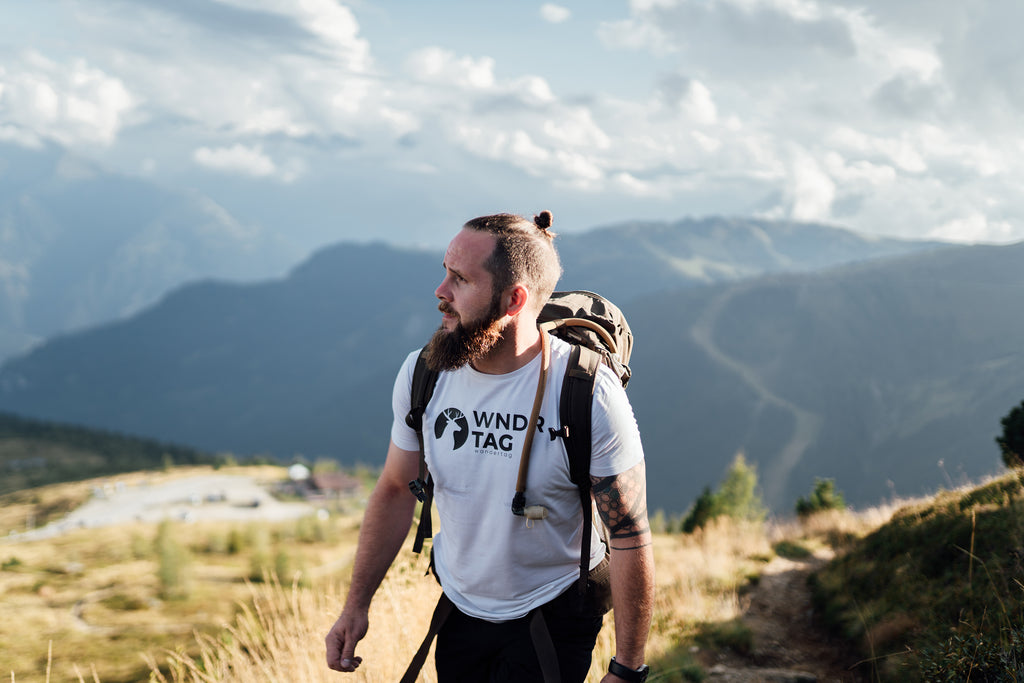 wandertag shirt mit Wanderer in den Bergen mit Gipfelpfad in Östereich, Hintertux
